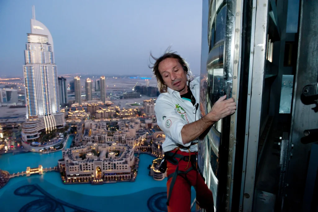 Alain Robert escalando Burj Khalifa