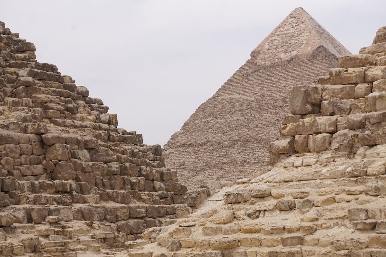 Quanto pesam as piramides do Egito?
